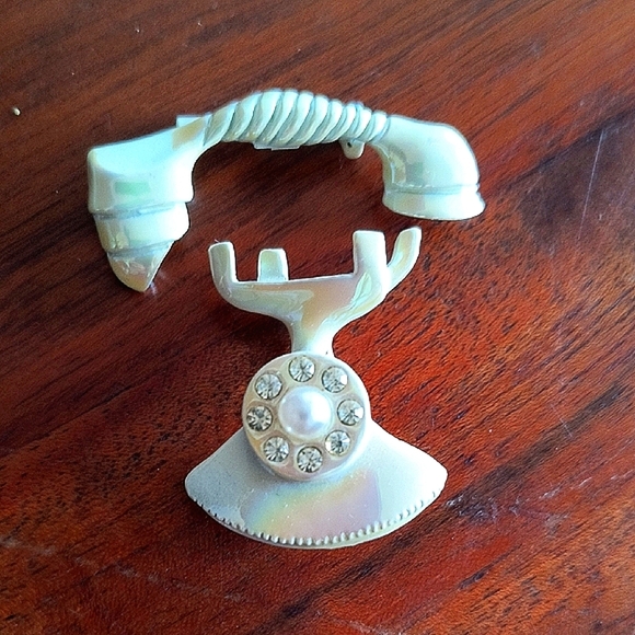 Vintage White Rotary Phone Brooch - Picture 1 of 3